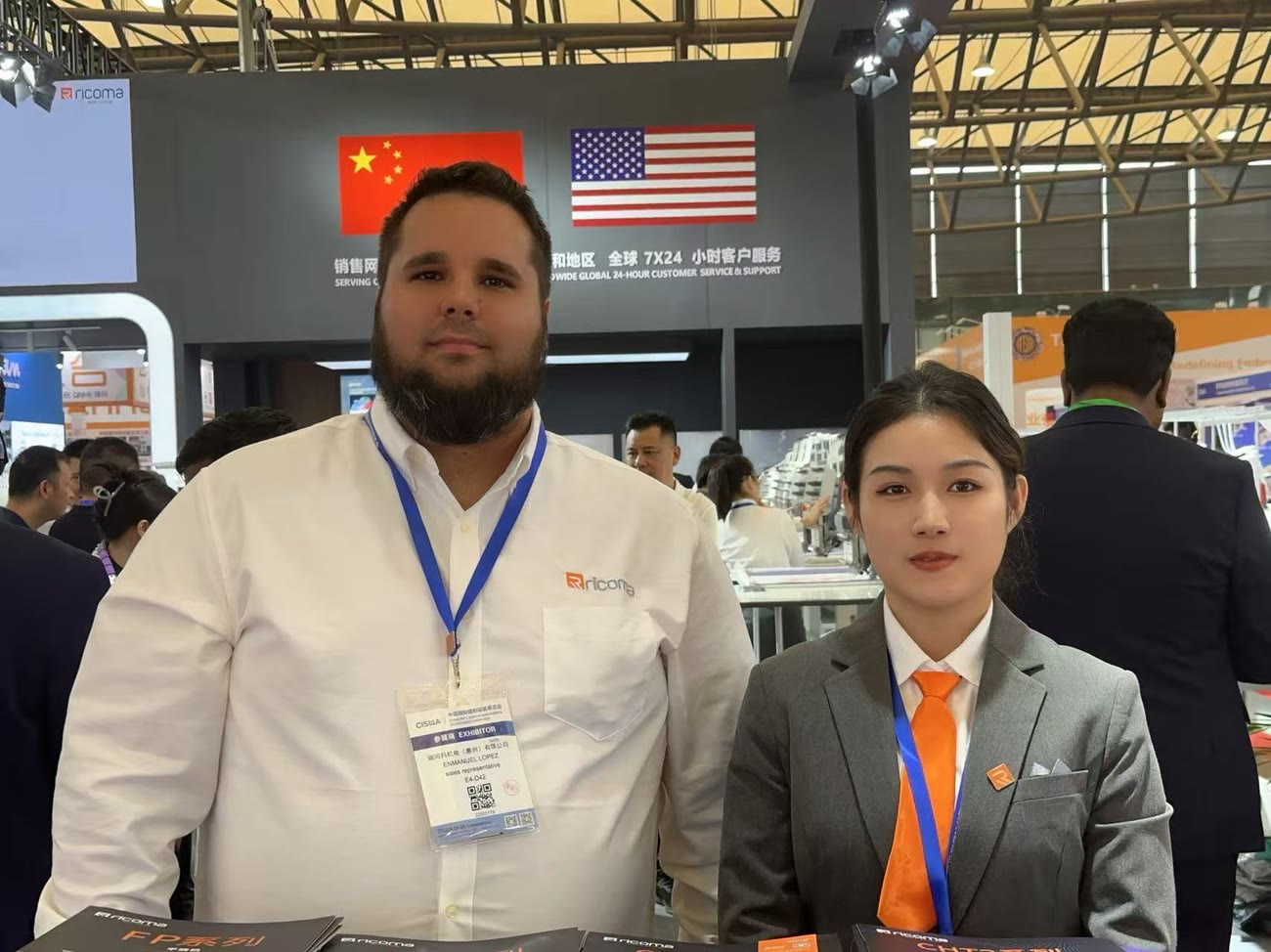 在中国展会现场与国际买家交流