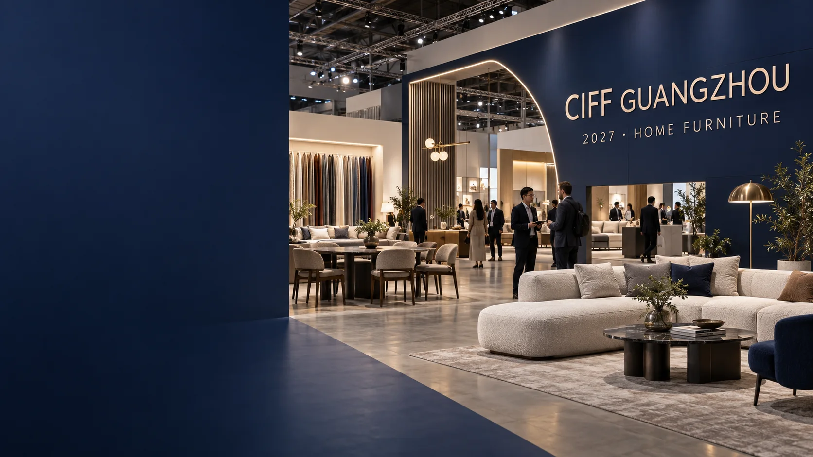 قاعة أثاث في CIFF Guangzhou تضم أرائك وعروض غرف طعام
